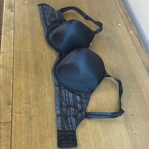 Chantelle Padded Underwire Black Women's Bra. Size 38G. Designed in France.
